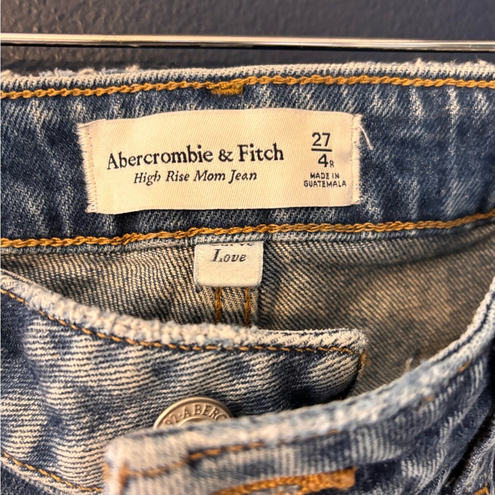 Abercrombie & Fitch "The Mom" High Rise Relaxed Straight Jeans - Light Wash - Picture 6 of 10